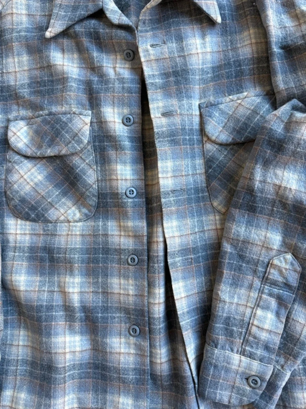 Vintage Pendleton men’s virgin wool shirt. Size Medium  1950s vintage